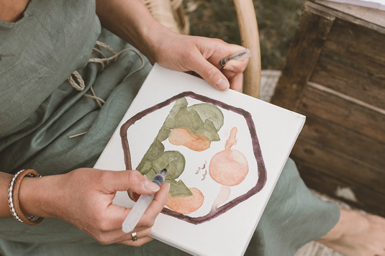 vrouw schilderen op een soel